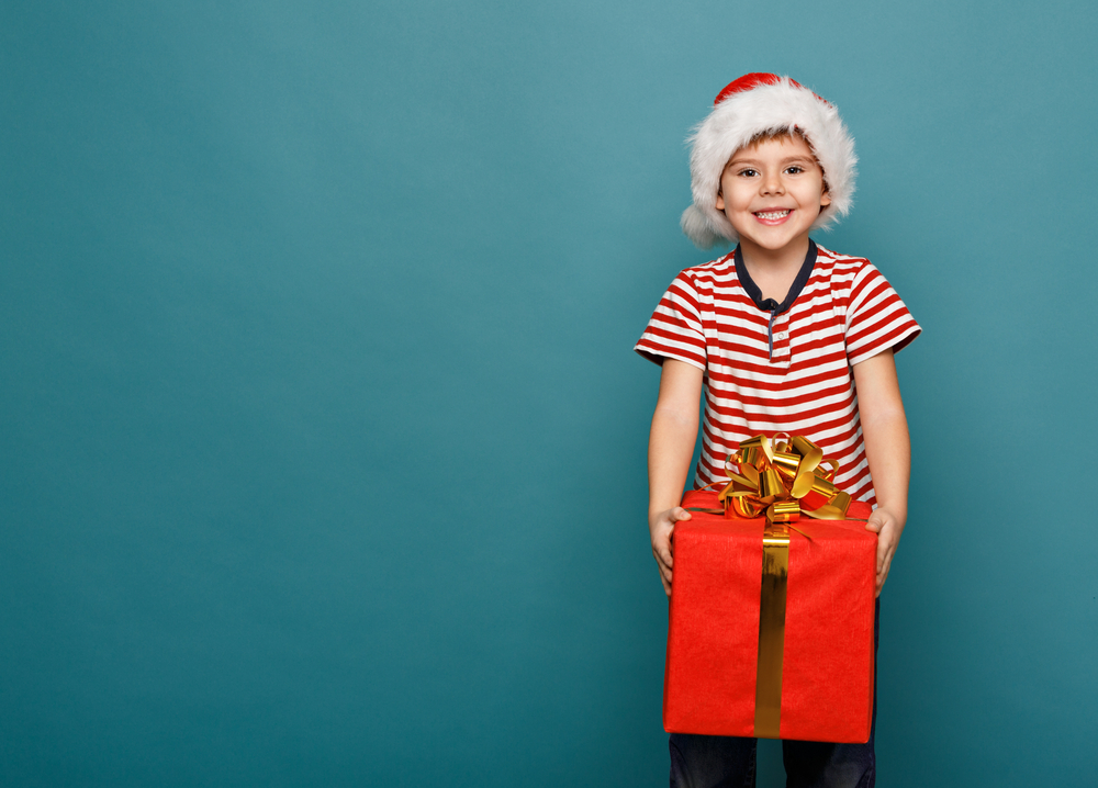 nino-con-regalo-en-las-manos