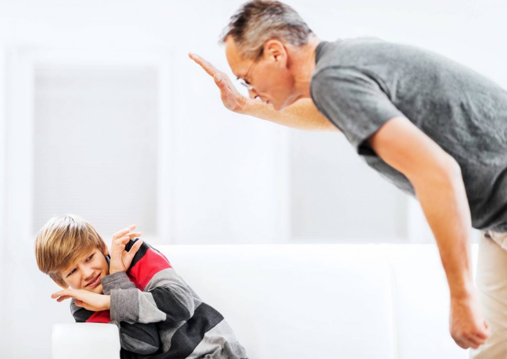 No, no puedes pegar a tu hijo